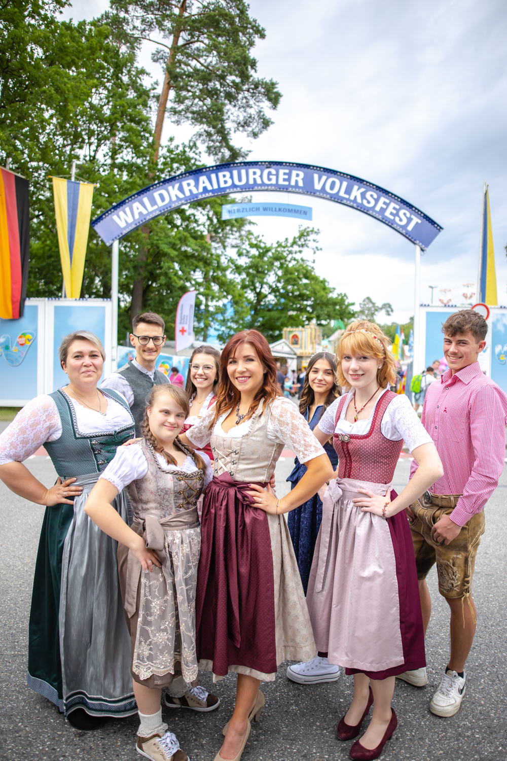 Gruppenfoto vor dem Volksfestbogen