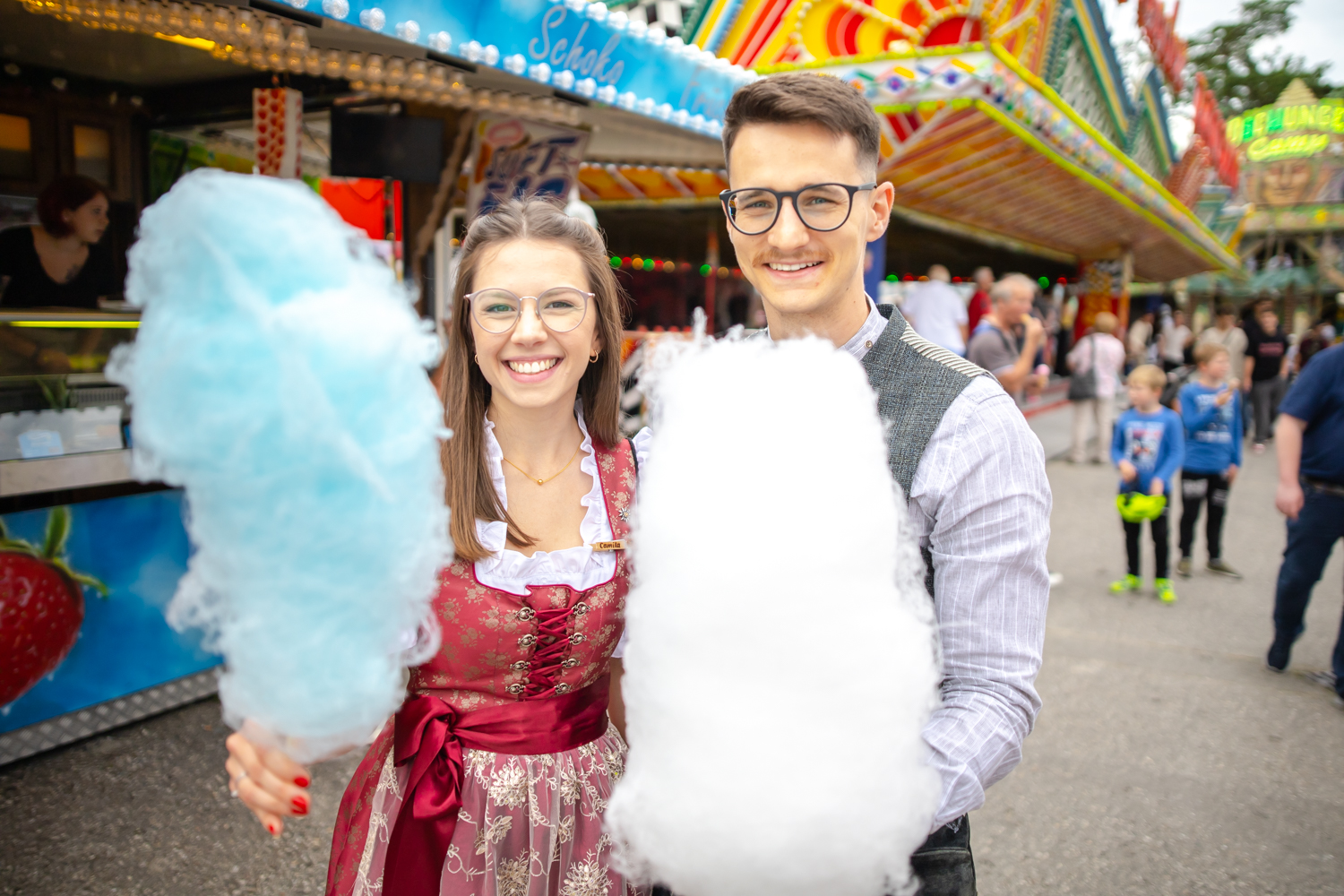 Besucher mit Zuckerwatte in der Hand