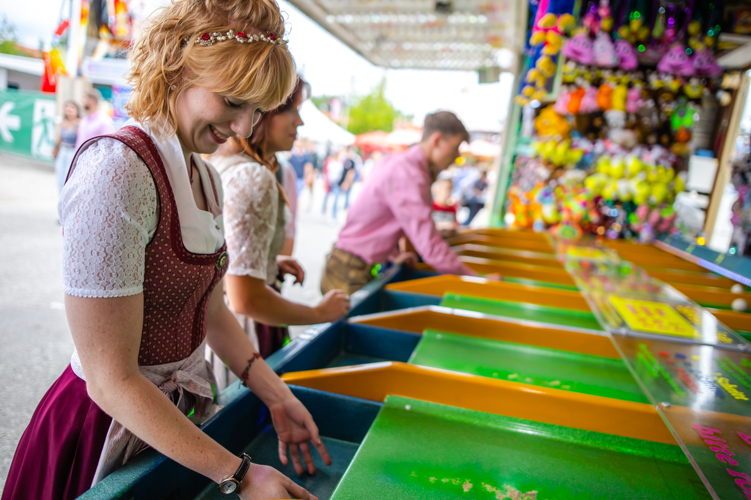 Besucherin bei einem Stand auf dem Volksfest 