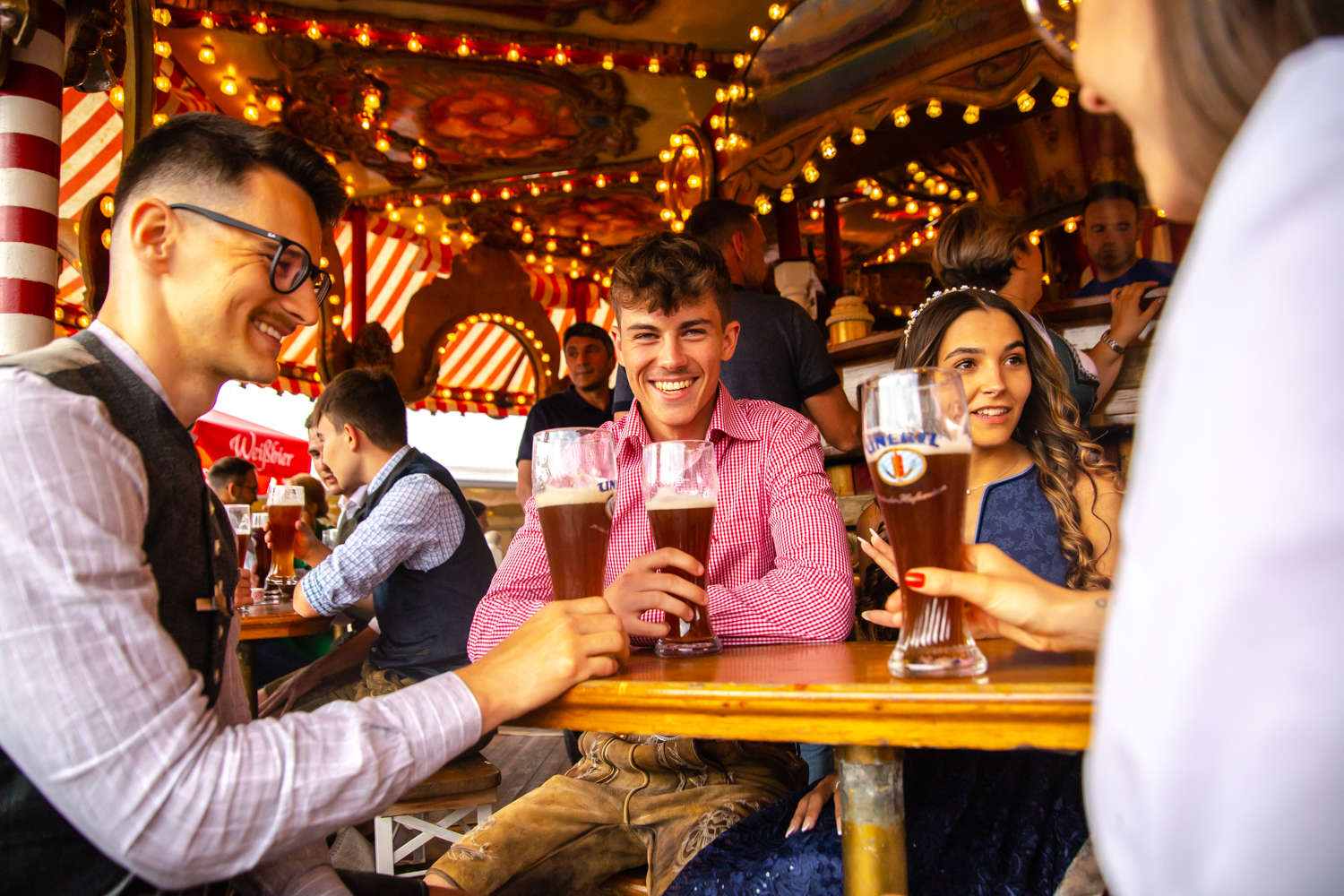 Besucher im Weißbierkarussel 