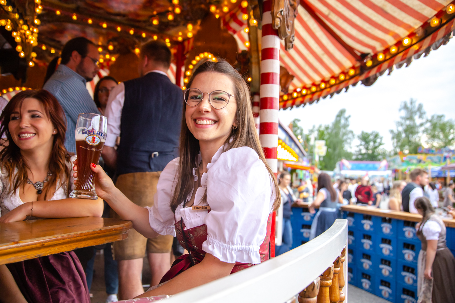 Eine Besucherin im Weißbierkarussel 