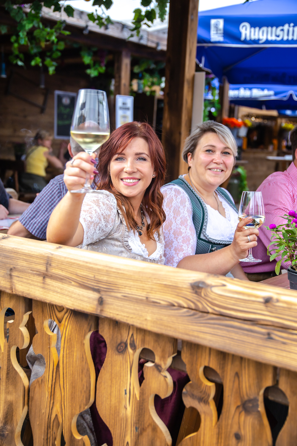 Zwei Volksfestbesucherinnen im Weinzelt