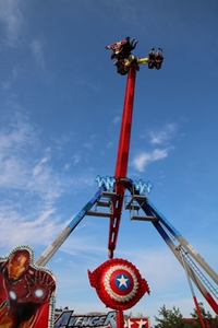 Blick auf das Überschlag Fahrgeschäft Avenger Blick auf das Überschlag Fahrgeschäft Avenger